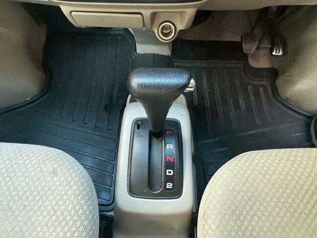 シフトレバーも綺麗で使用感はあまりございません。